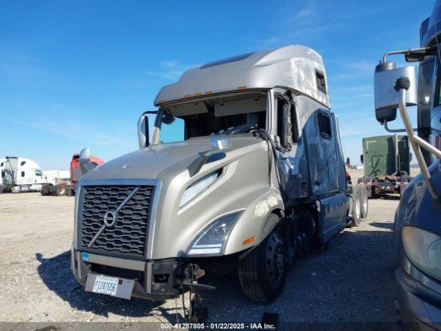  Salvage Volvo Vnl